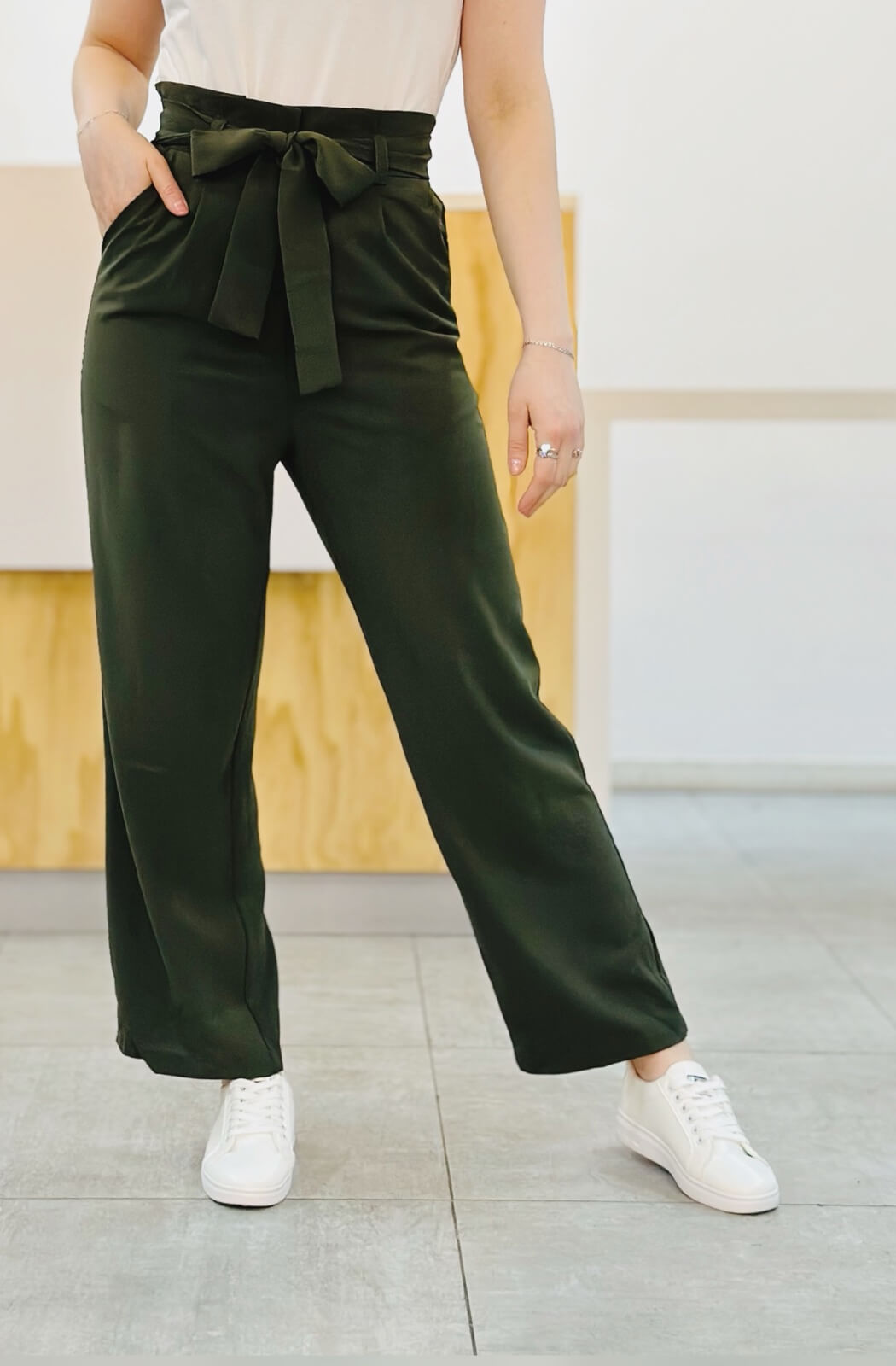 Pantalón con lazo verde