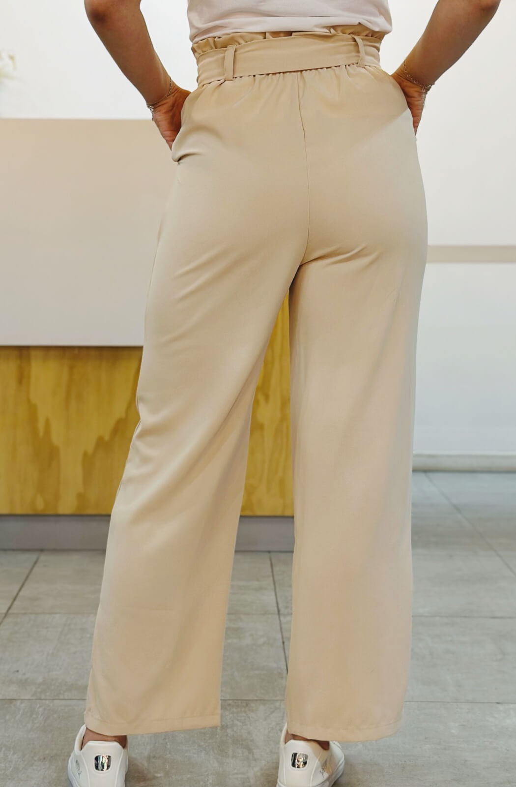 Pantalón con lazo beige